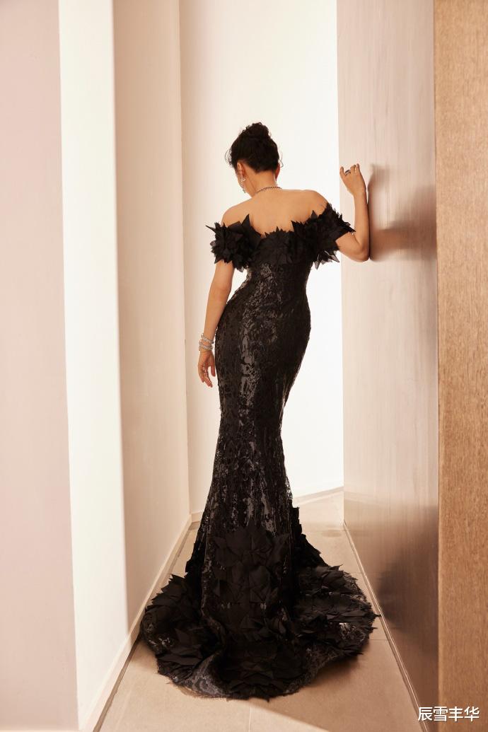 辰雪丰华 52岁的许晴状态也太好了！用贴身礼服裙包裹身材，宛如一条美人鱼