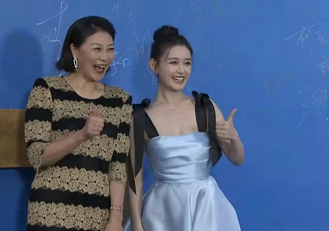 电影节|央视电影节生图比美:主持团颜值惊艳,余男穿深V,女团肤色暗淡