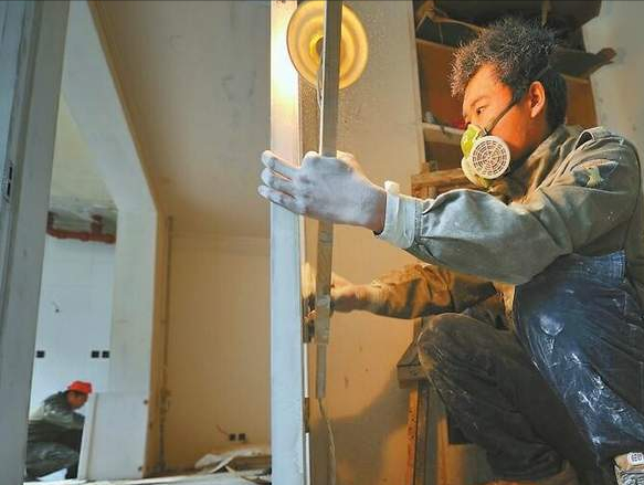 农民工日工资3百元，刮大白贴瓷砖搬砖，但他们咋还说自己没钱？