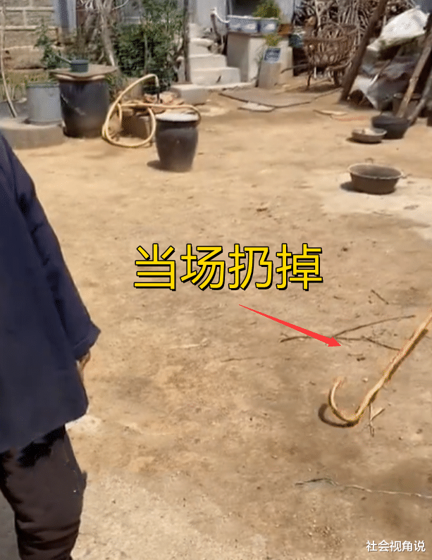 社会视角说 山东102岁老人收到7旬儿子送的拐杖,当场扔掉:你留着用吧