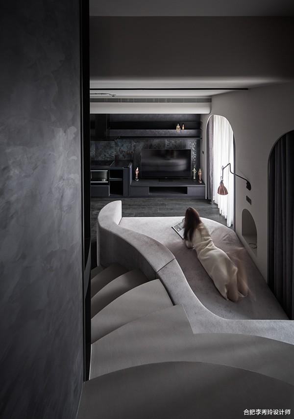 小户型想要多出一间房，沙发前移上方砌平台，拿出2㎡休闲区有了