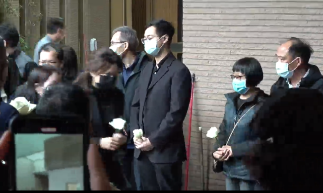 吴孟达|吴孟达出殡白发母亲首现身,伤心痛哭步履蹒跚,需俩亲友搀扶