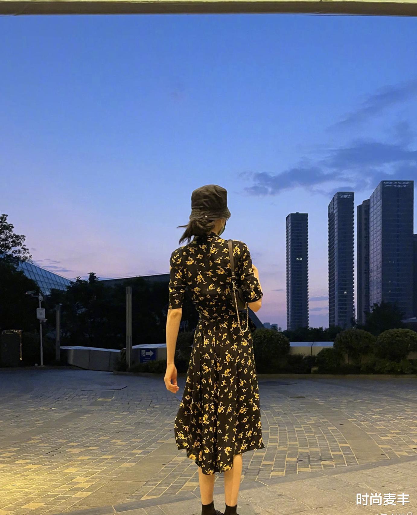 迪丽热巴|迪丽热巴上《快本》造型曝光，卡其色工装裤配吊带，巴掌腰让人羡慕