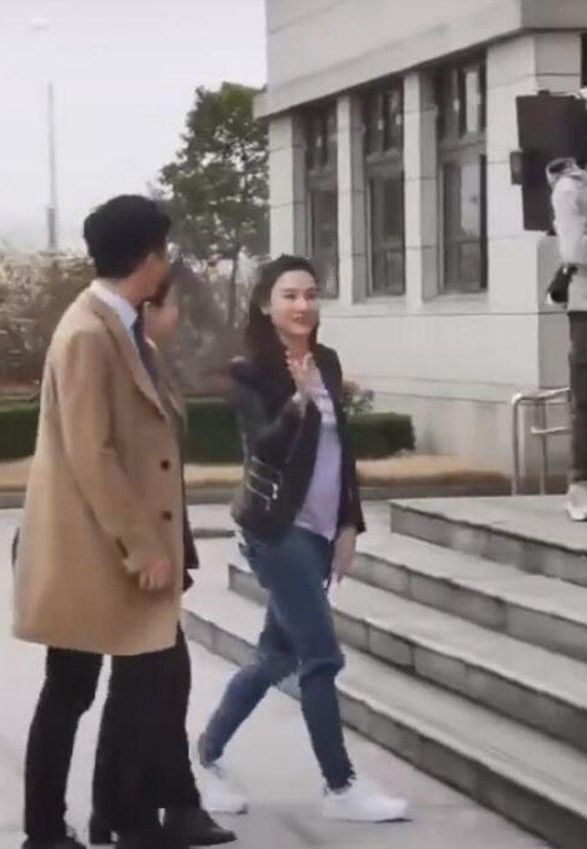 张柏芝|张柏芝再次怀孕，四胎已石锤？小腹凸起十分明显