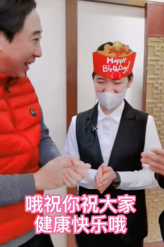 冯巩|64岁冯巩庆生现场曝光！桌上4个卤菜好简朴，被糊一脸奶油好欢乐