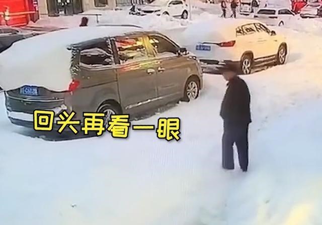 吉林一情侣打闹弄丢手机,大爷用雪掩埋后找准时机拿走,网友怒了