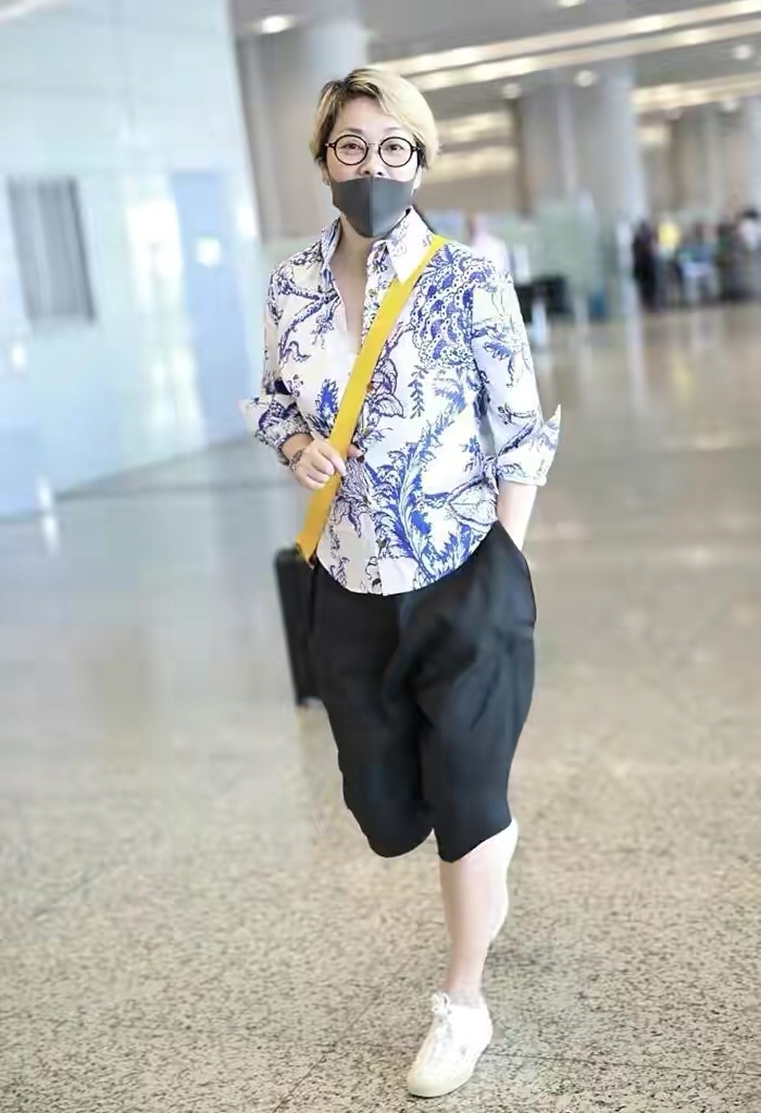 闲鱼有话说|毛阿敏穿出奶奶辈的“潮流感”,把丝巾拼在裤子上,比年轻人时髦