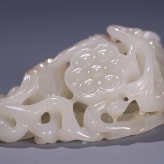 |旧藏 老和田玉带皮巧雕莲蓬