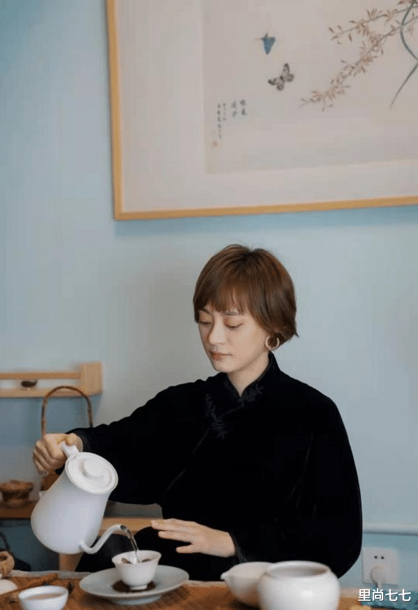 孙俪|孙俪造型大突破！烫金色卷发穿旗袍，罕见浓妆艳抹变美艳女特工