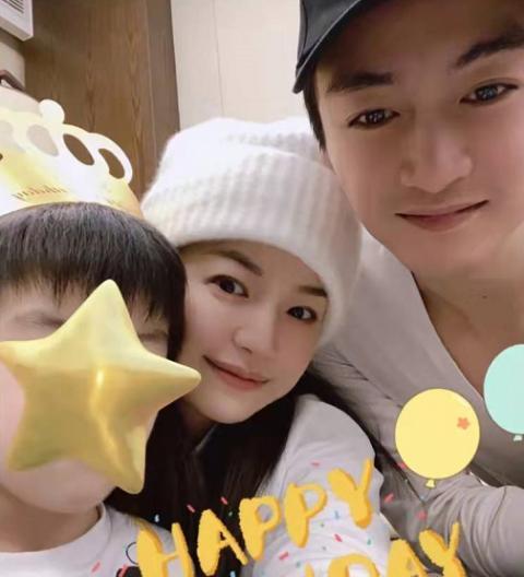 黄渤|陈妍希大方晒儿子正脸，5岁还啃着奶嘴，五官长相同陈晓一模一样
