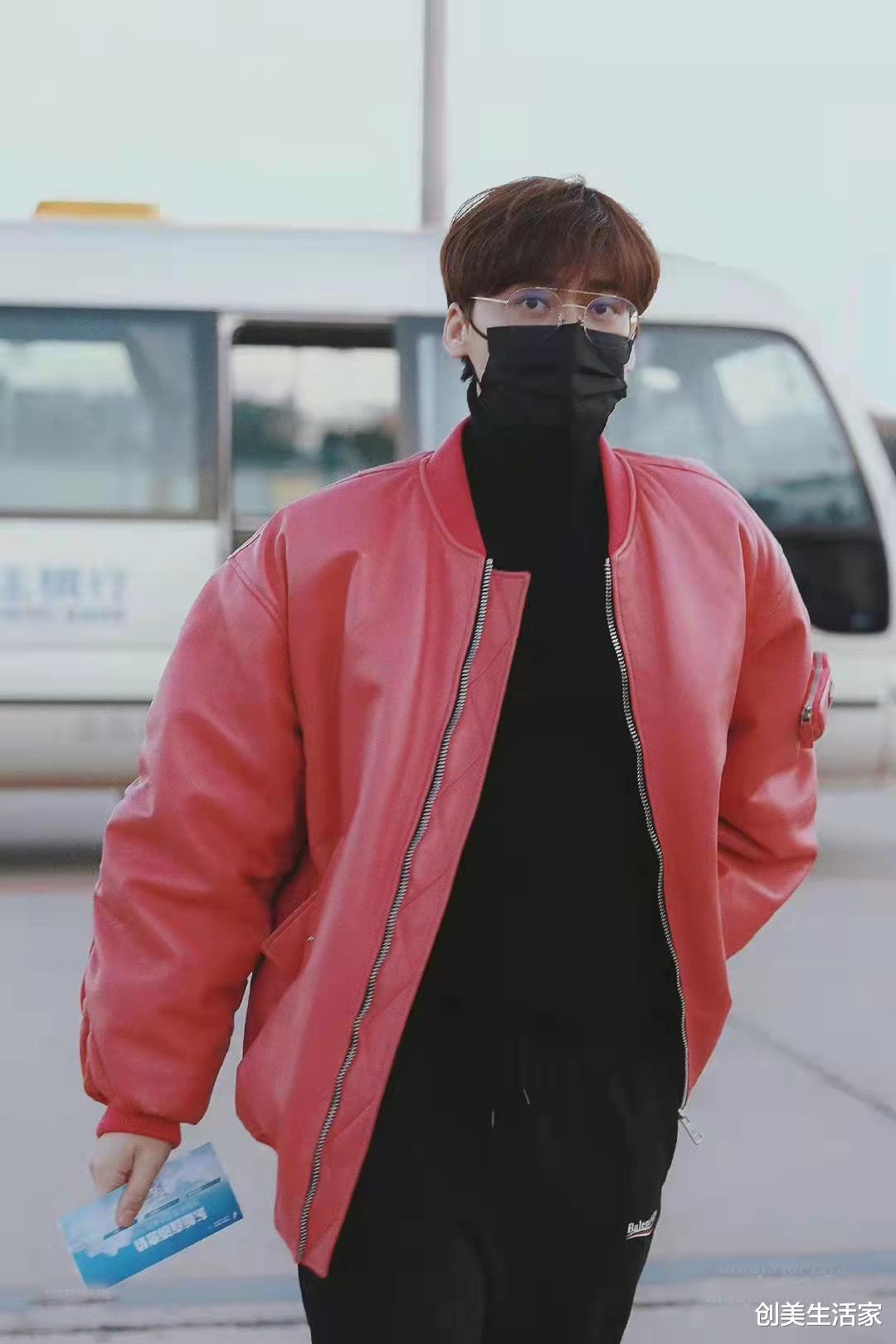 杨洋|李易峰粉色飞行夹克配黑色休闲裤，随性又帅气，满满的潮流范儿