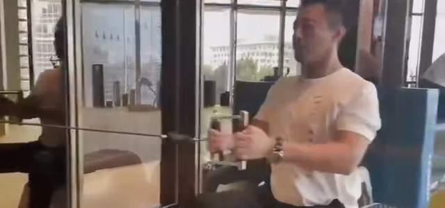 汪小菲|大s老公汪小菲晒健身视频，40岁肌肉丰满身材好，衣着休闲显年轻