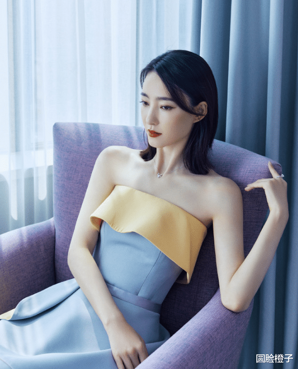 穿衣搭配|王丽坤气质太棒了，穿一字肩连衣裙大秀锁骨，每一根发丝都这么美