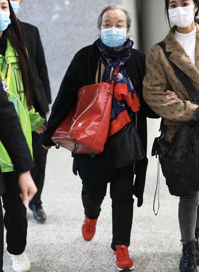 赵粤|在公交车上拍到李明启，83岁白发苍苍但精神好，是慈祥的老奶奶！