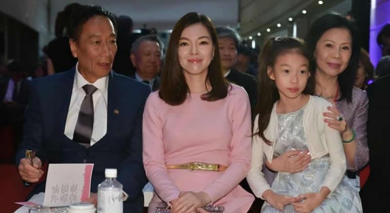 曾馨莹|曾馨莹：34岁嫁百亿富豪，结婚13年生下3个孩子，被老公宠上天