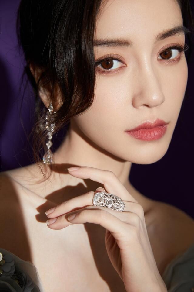 肖战|Angelababy连发美照，穿深V裙甜美又梦幻，就是瘦得让人心疼