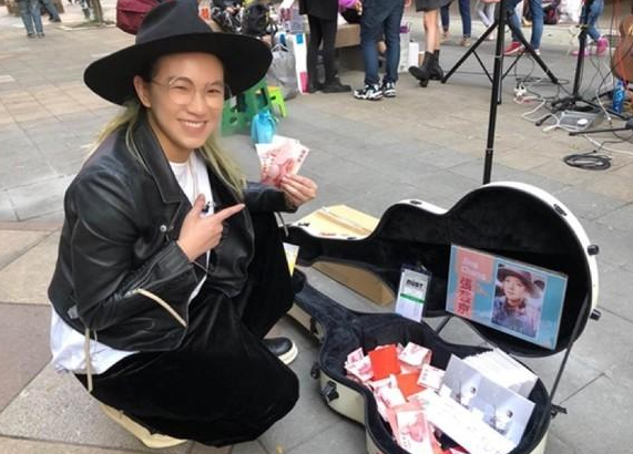 张芸京|张芸京近况曝光！街头卖唱拿珍藏专辑吸引路人，一晚仅挣一万元