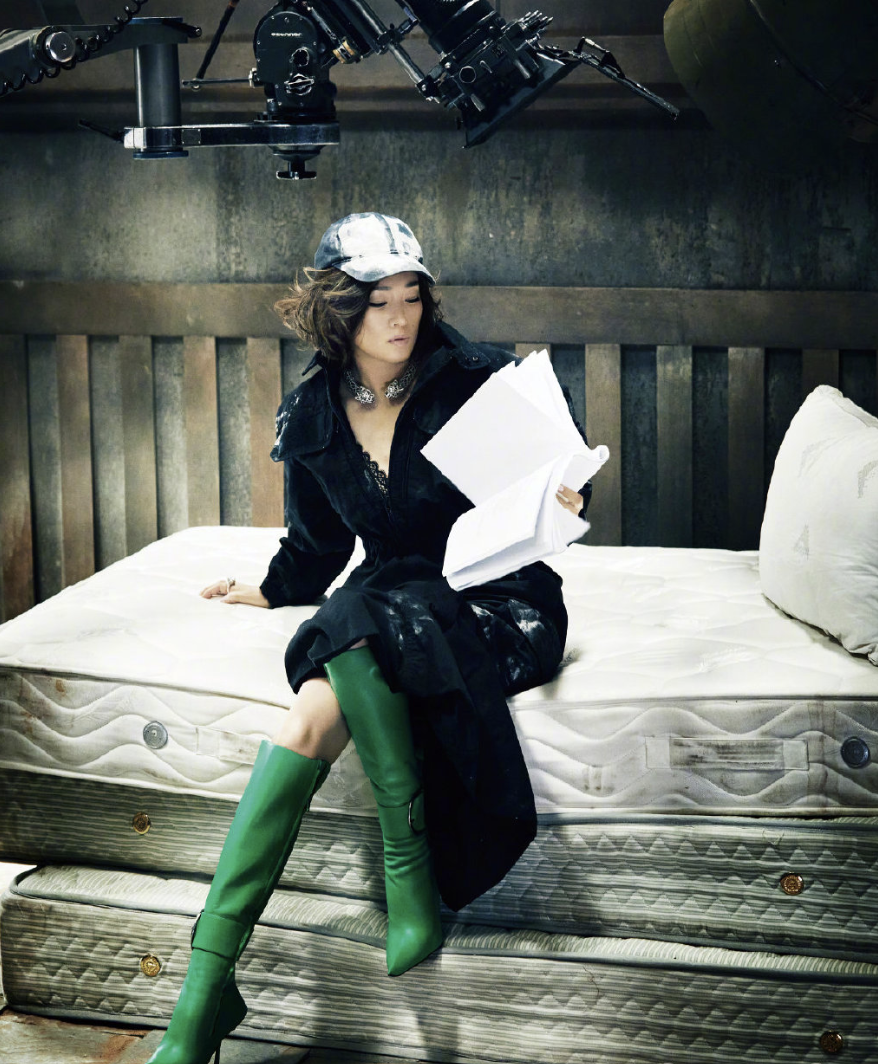 巩俐|巩俐最新杂志封面曝光，拍大片致敬电影，女王气场全开