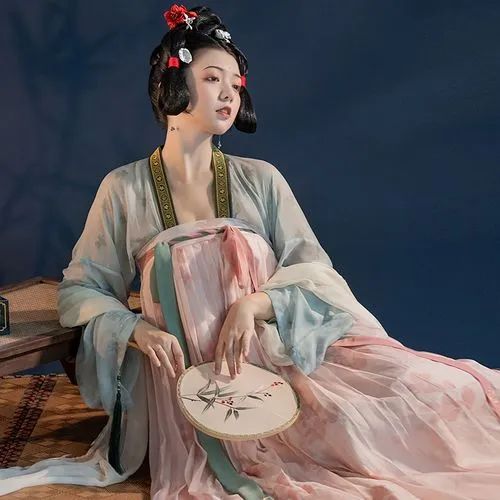 汉服资讯古装文化|换季忽冷忽热，汉服搭配难选择？不如先备好这件高颜值“小披肩”
