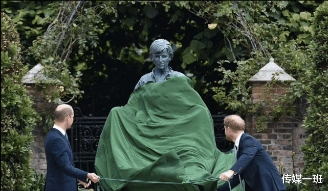 在母親戴安娜雕像前，王室兄弟並肩站瞭很久，為何鬧到這種地步？-圖9