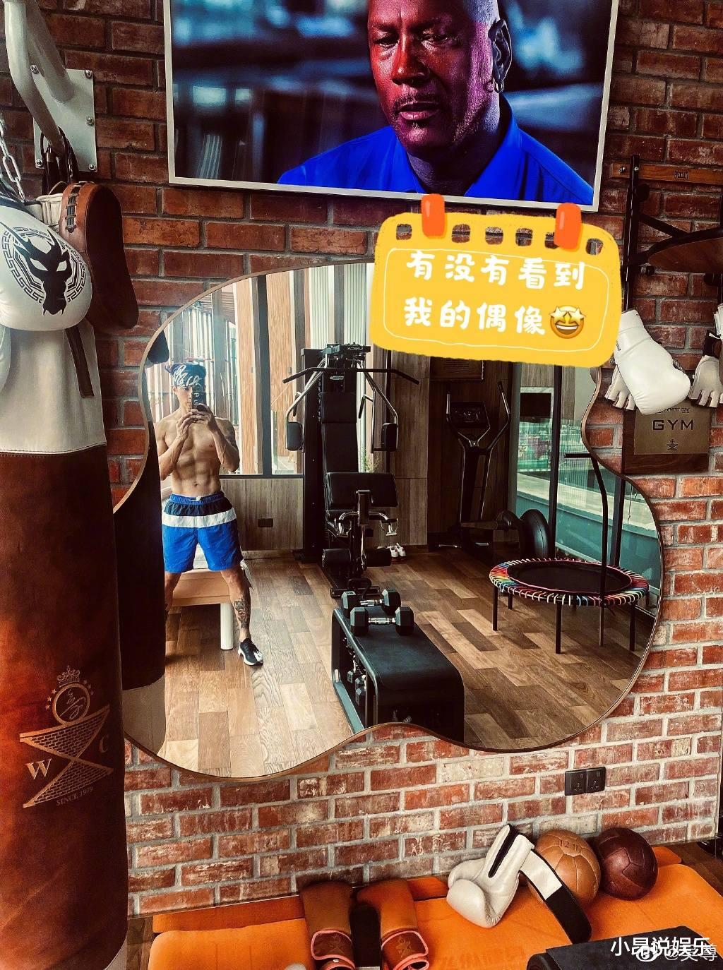 吴尊|吴尊晒全家健身照，自开健身房已有18年，25年来一直维持八块腹肌