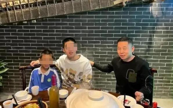 成龙|孙卓姐姐孙悦回国，一头“红发”个性十足，与买家姐姐成鲜明对比