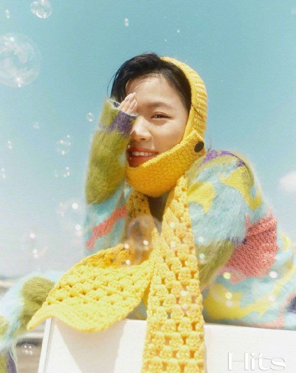 连衣裙 杨倩拍大片真有秋日气息，穿连衣裙扎高马尾，小黄鸭发夹依旧抢镜