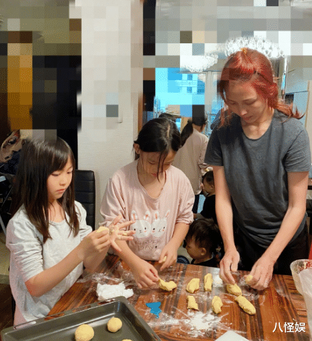 蔡少芬|蔡少芬带女儿逛饰品店被偶遇，生图下的娘娘脖子青筋凸起，太瘦了