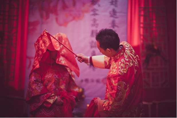 英国美女给中国女孩当伴娘,结果迷茫了:中式婚姻都这样的吗?
