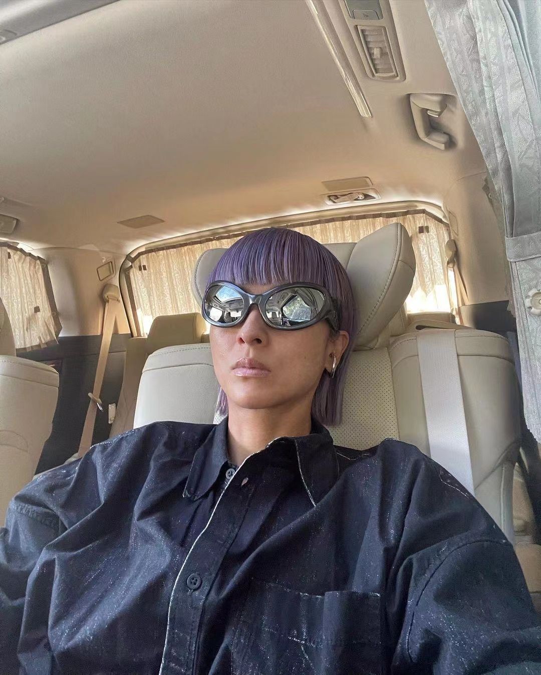 潮帮先生 陈奕迅老婆造型前卫，紫色齐刘海配厚底长靴，这时尚一般人追不上