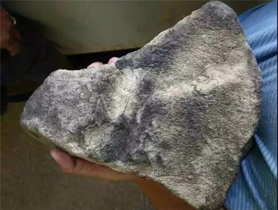 翡翠|打灯不见色的翡翠原石，货主拿下，意外掏出6件精品！