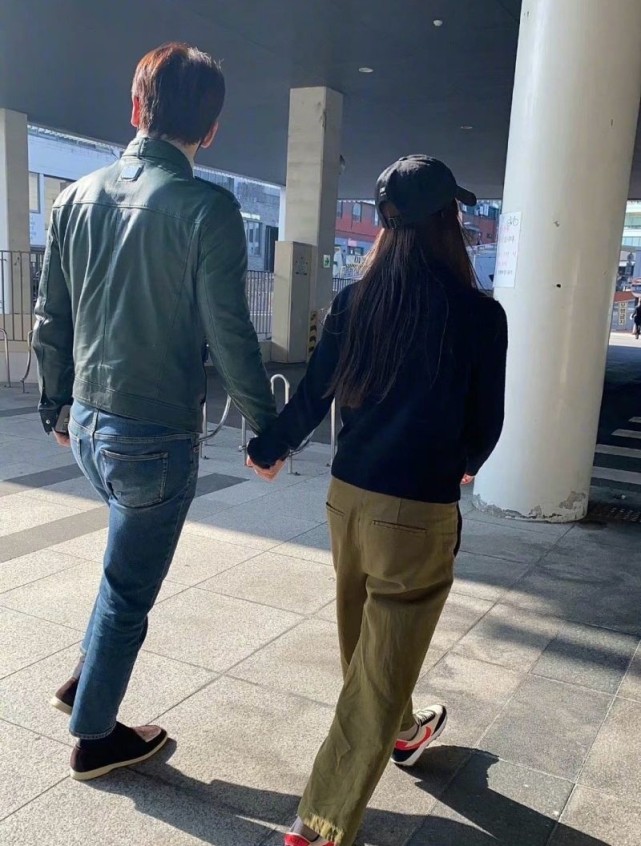 灰度笔记本 Rain与金泰熙牵手散步被偶遇，Rain紧牵金泰熙背影超甜蜜