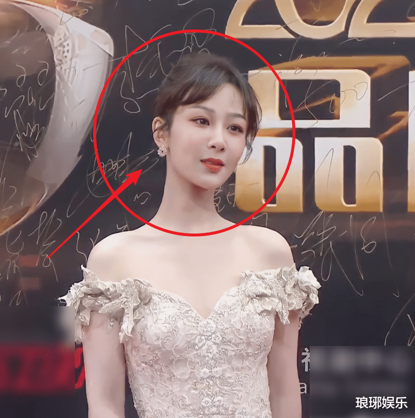 杨紫|杨紫现实中长相如何？参加红毯被路人用镜头拍下，瞬间懂了