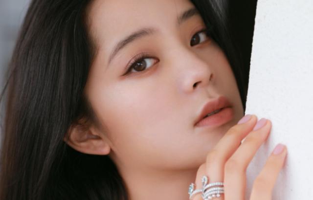 |有种美甲叫欧阳娜娜，以为会很显白，伸手那刻被“巫女指”吓到了