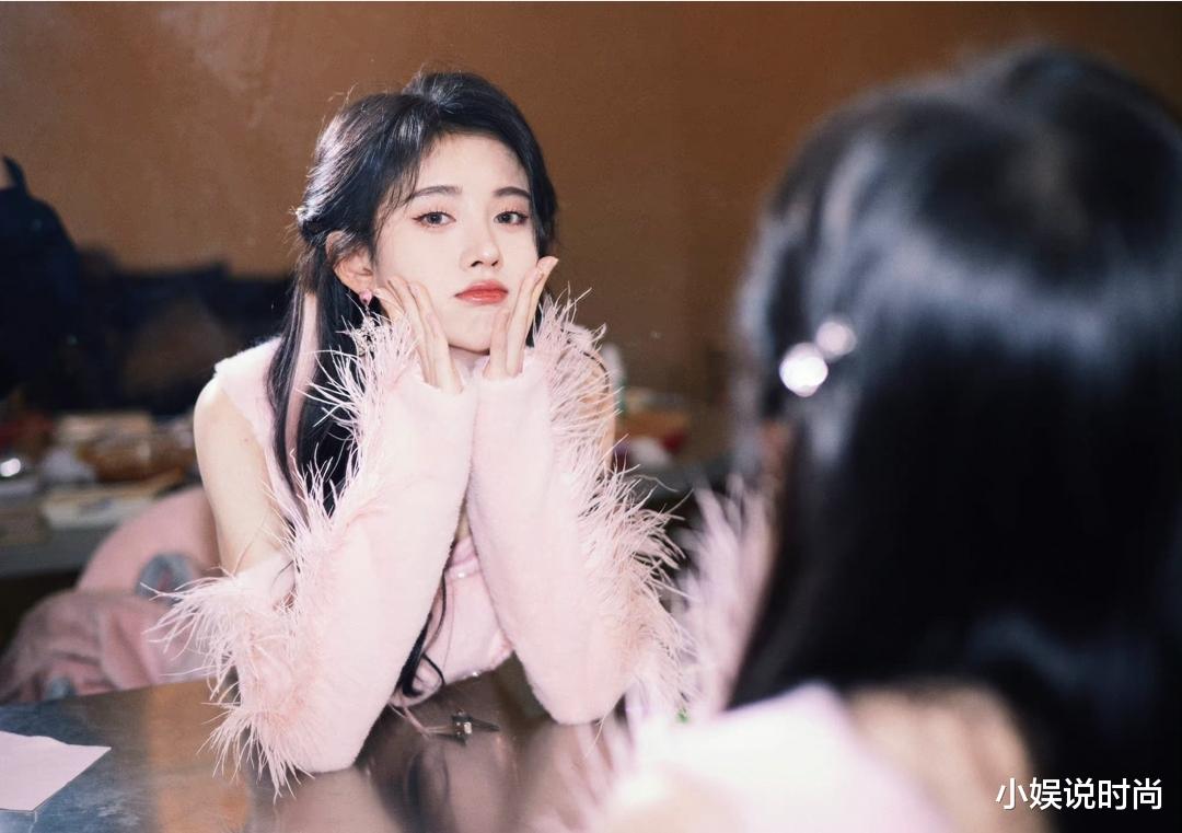 鞠婧祎|鞠婧祎简直小仙女本仙，粉色心形羽毛连衣裙配星星耳饰，又甜又美