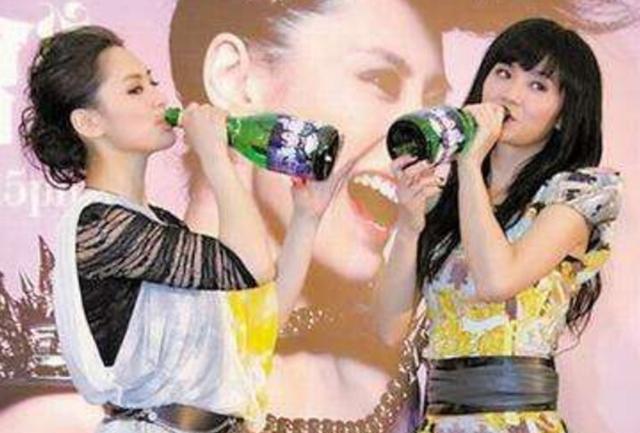 阿娇|阿娇喝酒的照片曝光，双手握酒瓶眼神迷人，网友：一看就是老手