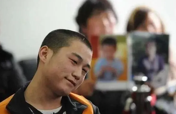 法庭上微笑求死的“90后杀人犯”:他的一生远比你想象的更可悲