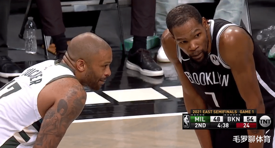 雄鹿队|0.1秒大争议！雄鹿超时2秒进球也算数，全场狂嘘裁判，KD母亲炮轰