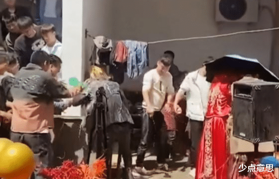 少点意思 河南：新人突遭恶俗婚闹，新娘气得转身就走，婚闹者竟还追着泼水