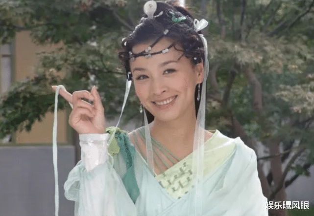 张庭|51岁张庭扎双马尾“不服老”,上下衣两季节,膝盖暴露真实年龄