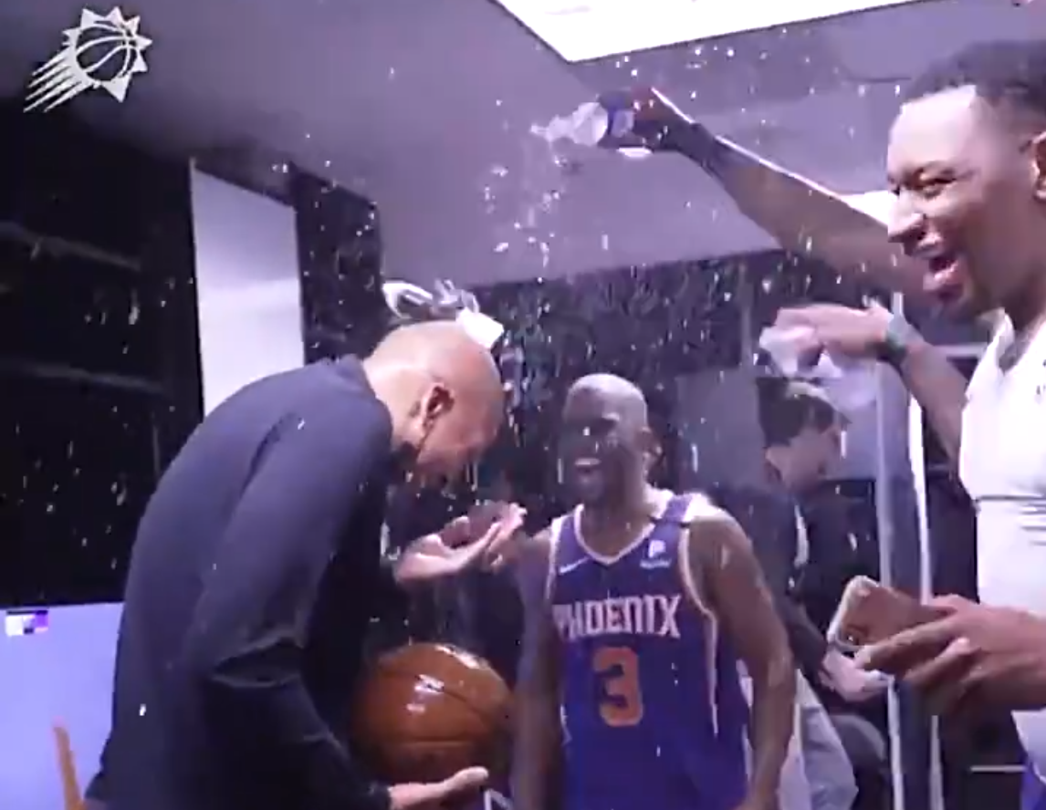 太陽隊|太陽更衣室慶祝！保羅激情演講，布克艾頓太靦腆，全隊瘋狂潑水主帥！