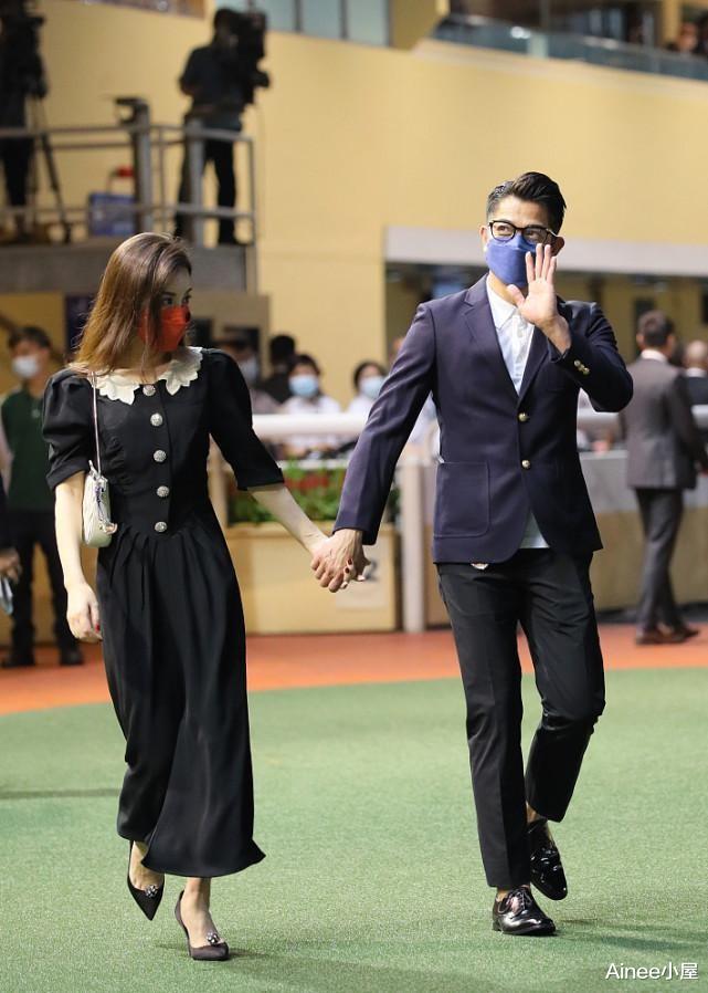 Ainee小屋|方媛当了妈却仍爱日系名媛风,印花衬衫配红裤,发卡配得挺甜美