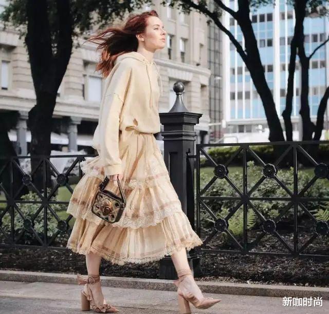 新咖时尚|郭晶晶婆婆不简单，一袭蕾丝黑裙加身，有这气质我也能二嫁豪门！