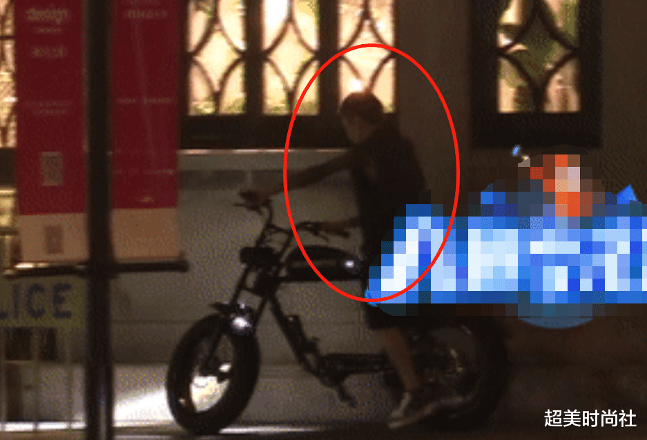 秦奋|王思聪好友秦奋与友人聚餐!身材纤瘦棱角分明,骑5万电动车出行