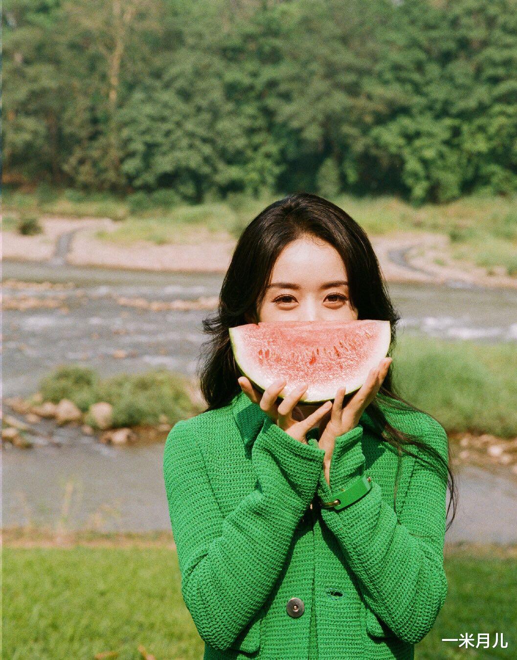 金晨|赵丽颖绿色毛衫搭配白色休闲裤，小蛮腰很抢镜，粉丝热议不断