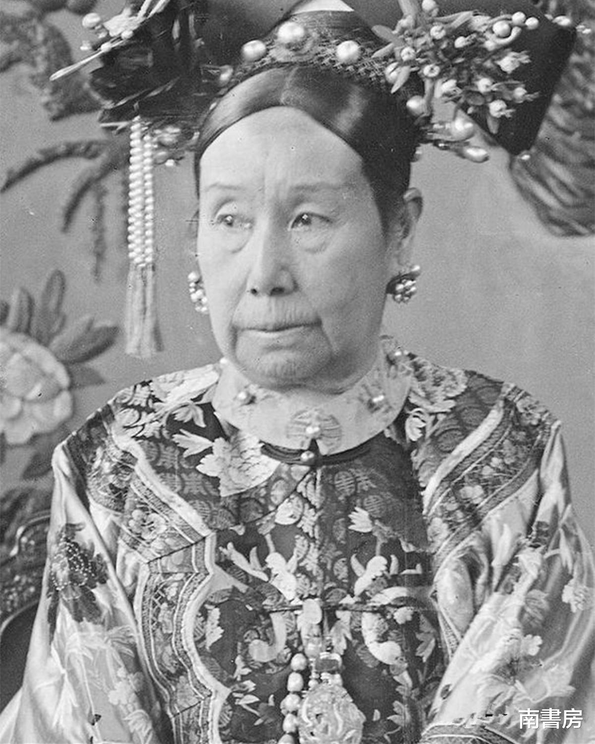 慈禧太后|1879年，慈禧第1次见到灯泡时，当众喊出2个字，没想到却丢尽洋相