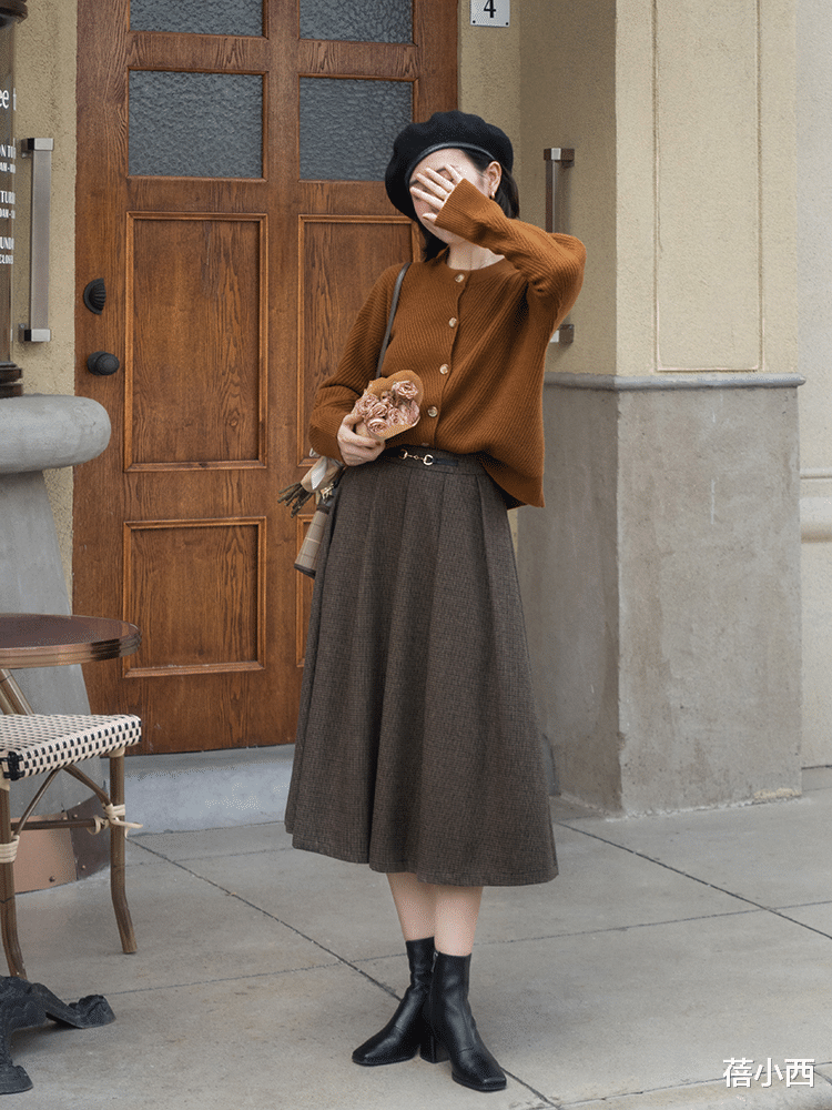 蓓小西 秋冬建议多穿“针织衫”,搭配牛仔裤时髦洋气,搭配半身裙真优雅