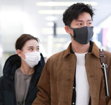 何超莲|何超莲近照曝光，穿紧身裙身材火辣，生图头比主持人的头小两圈？