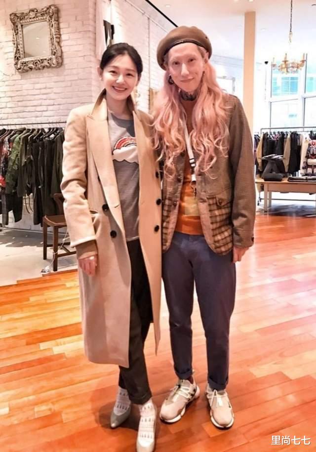 牛仔|大S罕见走机场,牛仔配马尾遮不住阿姨感,腰身圆润脸真圆