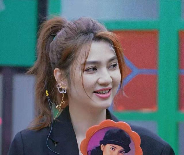 西装|洪欣真是“逆生长”，西装配粉衣，配上高马尾，看起来青春靓丽